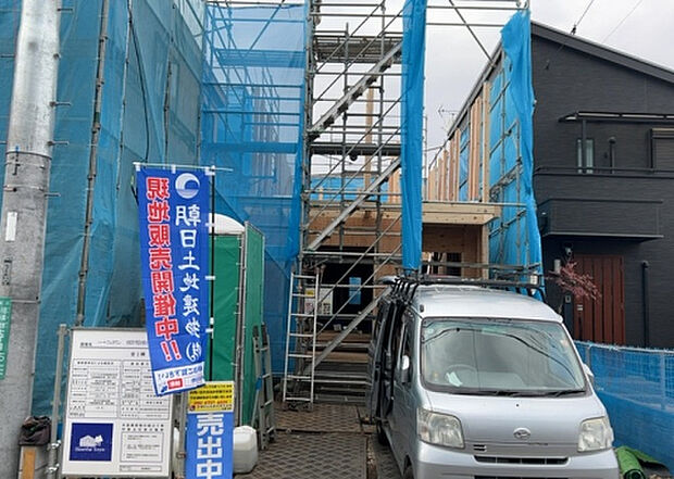 【前面道路含む現地写真_2】前面道路の幅員や歩道の有無、近隣の建物との距離感などは、実際の生活の利便性や安全性に大きく影響します。複数のアングルから前面道路の状況を確認することで、より具体的に生活イメージを描けます。