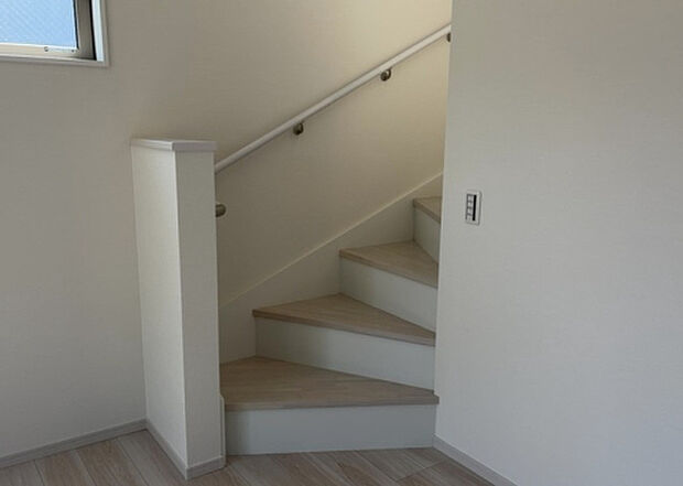 【内装】建物の上下階の通路である階段は、その位置によって動線や室内の印象が大きく左右されます。手摺にも重要な役割があり、転倒の防止・歩行や動作を円滑にして日常生活を支えることを主な目的として設置されています。