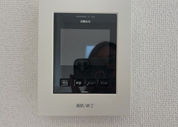 【TVモニター付きインターホン】TVモニター付きインターホンは、来訪者の顔を確認できるだけでなく、音声でやり取りすることもできるため、セキュリティ面で安心できる設備です。モニター画面が大きく見やすいもの、夜間でも来訪者をしっかりと確認できるものなど、機能性を重視したいところです。