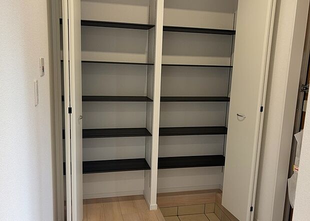 【玄関収納】玄関収納は、靴や傘、コートなどをスッキリと収納できるだけでなく、来客時に見せる顔となるため、家の顔とも言えます。収納量だけでなく、デザイン性も重視したいところです。ミラー付きの収納であれば、外出前の身だしなみチェックにも便利です。