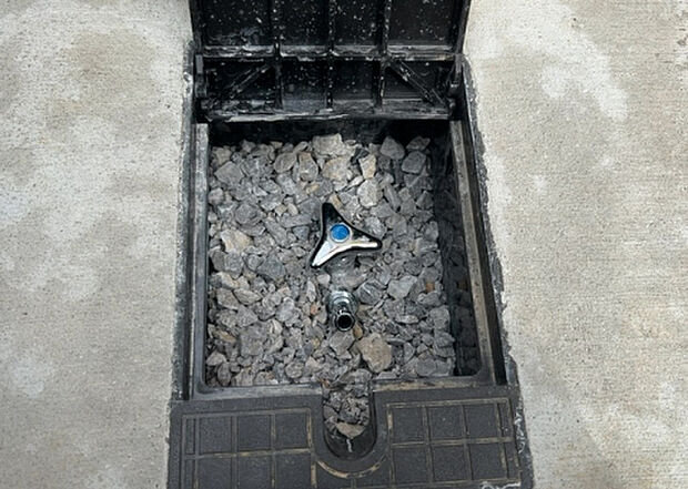 【その他設備】敷地内には、散水栓や立水栓があります。水道水を直接利用できるため、水を運ぶ手間を省くことが出来ます。大量の水を必要とする洗車作業や清掃などに役立ちます。その他設備とあわせて、現地でご確認ください。