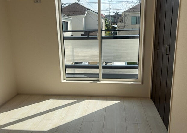 【洋室】洋室のメリットは重い家具が置きやすく、身の回りが整理しやすいことです。 床がフローリングのため畳とは異なり凹みにくいです。 クローゼットなど収納が豊富で、普段使わない旅行カバンや服の整頓も簡単にです。