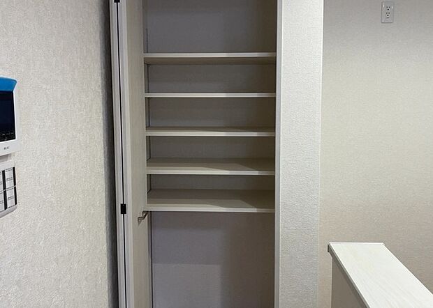 【キッチン床下収納】キッチン床下収納は、調理器具や食器などをスッキリと収納できる便利なスペースです。収納量が多いもの、引き出しがスムーズに開閉するものなど、使い勝手の良いものを選ぶことが大切です。また、湿気がこもりやすい場所なので、通気性の良いものを選ぶこともおすすめです。