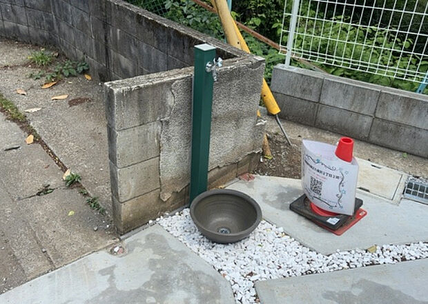 【その他設備】敷地内には、散水栓や立水栓があります。水道水を直接利用できるため、水を運ぶ手間を省くことが出来ます。大量の水を必要とする洗車作業や清掃などに役立ちます。その他設備とあわせて、現地でご確認ください。