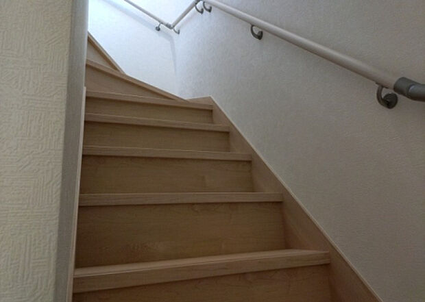 【内装】建物の上下階の通路である階段は、その位置によって動線や室内の印象が大きく左右されます。手摺にも重要な役割があり、転倒の防止・歩行や動作を円滑にして日常生活を支えることを主な目的として設置されています。