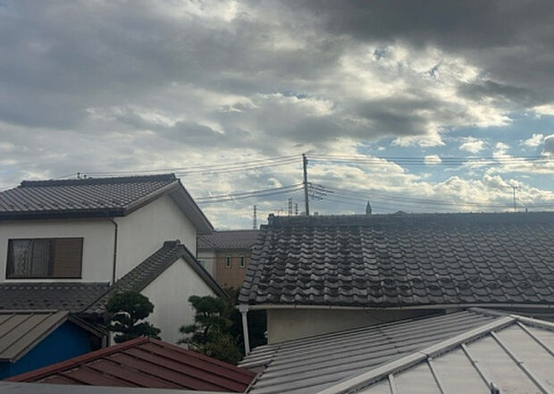 【物件からの展望】眺望を気にして物件を探す場合、前面に建物が建っていないか現地で確認しましょう!前面に建物があると景色はもちろん、日当たりや風通しにも影響が出てきます。住んだ時のことを想像しながら現地見学をしましょう。