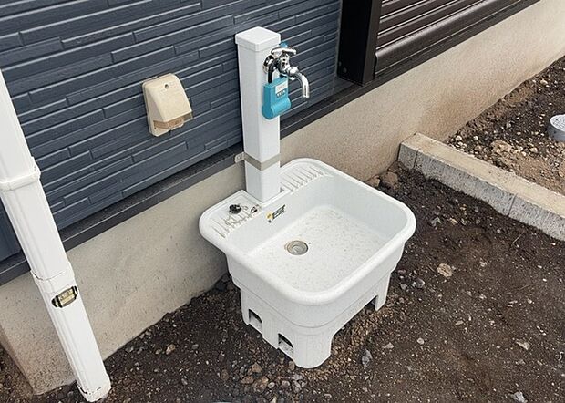 【外水栓】外水栓は、庭の水やりや洗車など、様々な用途に使える便利な設備です。ホースがしっかりと接続できるもの、水圧が安定しているものなど、使い勝手の良いものを選びましょう。また、凍結防止機能が付いているものなら、冬場でも安心して使用できます。