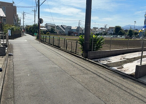 【前面道路含む現地写真_2】お持ちの車種によっては前面道路が広い方が便利でしょう。しかし、前面道路が広ければその分交通量が多くなるため、騒音などが気になる場合があります。実際に現地を見学し、周辺交通量や騒音などを確認しましょう!