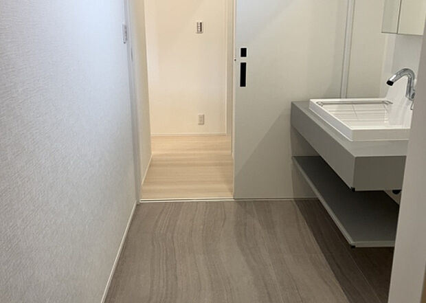 【脱衣場】多くの戸建て住宅で見かける洗面脱衣所は、洗面台と洗濯機が2畳ほどのスペースに並べられていて、洗面所が脱衣所を兼ね備えている間取りが一般的です。お客様が利用することもある、パブリックな空間でもあります。