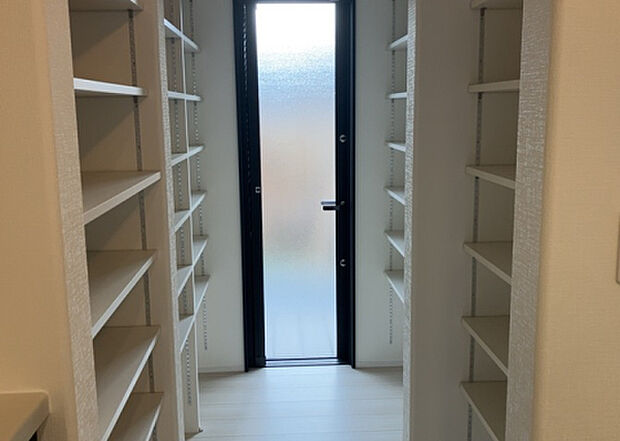 【内装】建物の上下階の通路である階段は、その位置によって動線や室内の印象が大きく左右されます。手摺にも重要な役割があり、転倒の防止・歩行や動作を円滑にして日常生活を支えることを主な目的として設置されています。