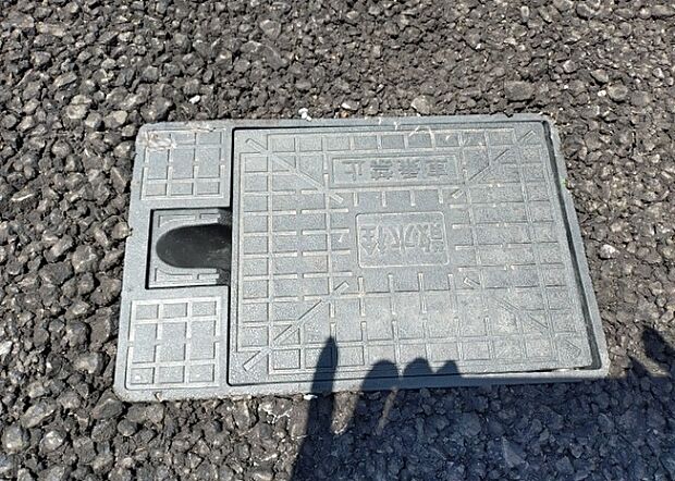 【外水栓】外水栓は、庭の水やりや洗車など、様々な用途に使える便利な設備です。ホースがしっかりと接続できるもの、水圧が安定しているものなど、使い勝手の良いものを選びましょう。また、凍結防止機能が付いているものなら、冬場でも安心して使用できます。