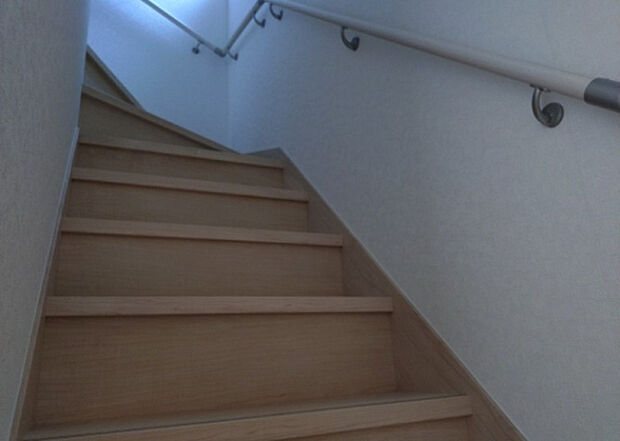 【内装】建物の上下階の通路である階段は、その位置によって動線や室内の印象が大きく左右されます。手摺にも重要な役割があり、転倒の防止・歩行や動作を円滑にして日常生活を支えることを主な目的として設置されています。