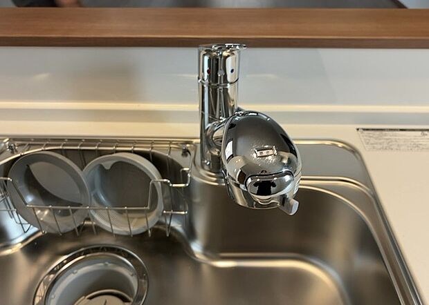 【キッチン水栓】キッチン水栓は、毎日必ず使うものだからこそ、使いやすさが重要です。シャワーヘッドの切り替えがスムーズか、吐水量が調節できるか、水しぶきが飛び散りにくい構造か、浄水機能が付いているかなど、日々の家事を快適にするための機能が数多くあります。また、デザインも多種多様なので、キッチン全体の雰囲気に合わせたものを選ぶことができます。