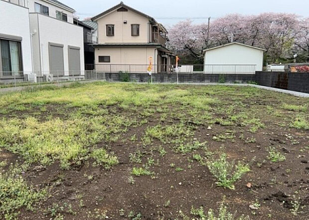 【庭_2】庭のある家に住むことのメリットとして、子どもたちの遊び場を確保できること、ガーデニングや家庭菜園を楽しめること、明るさを確保できることがあります。また、配置を工夫することでプライバシーが確保できます。