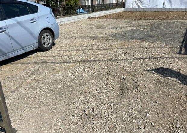 【駐車場_2】駐車場と明記されていても、最小スペースでつくられた駐車場だと大型車は駐車できなかったり、出入りしにくくなったりする可能性があります。お車のサイズと購入したい物件の駐車場のサイズを現地で確認しましょう。