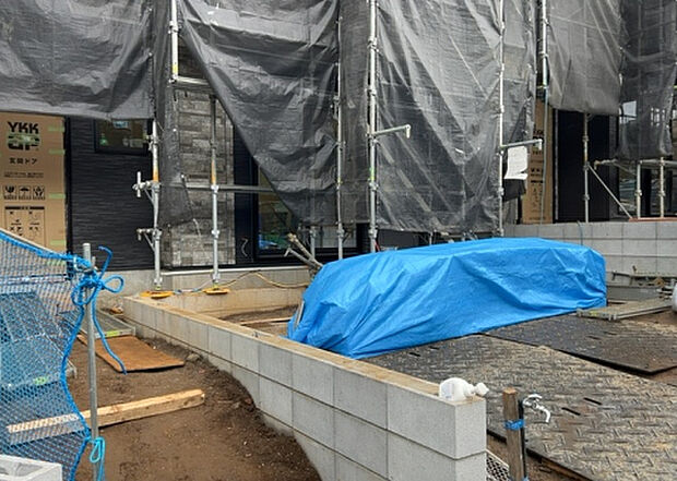 【構造・工法・仕様_2】ベタ基礎とは、柱の位置に関係なく全体に基礎がある事を指し、面積が大きい分建物の重さを全体に分散できます。また、地面からの湿気や害虫を遮断でき、木造住宅で心配されるシロアリ被害を防ぐ効果も期待できます。