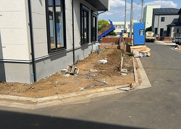 【庭_2】庭のある家に住むことのメリットとして、子どもたちの遊び場を確保できること、ガーデニングや家庭菜園を楽しめること、明るさを確保できることがあります。また、配置を工夫することでプライバシーが確保できます。