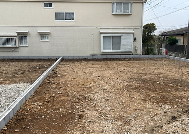 【構造・工法・仕様_2】ベタ基礎とは、柱の位置に関係なく全体に基礎がある事を指し、面積が大きい分建物の重さを全体に分散できます。また、地面からの湿気や害虫を遮断でき、木造住宅で心配されるシロアリ被害を防ぐ効果も期待できます。
