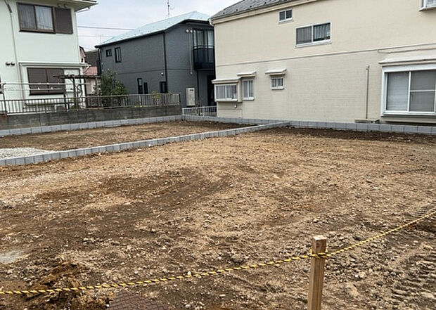 【玄関】玄関は家の顔でもあり、家族以外の目にも止まる場所です。玄関は外との間を仕切る扉、靴などをしまっておく収納スペース、靴脱ぎのたたきスペース、来客とのやり取りをするドアホンなど複数のアイテムからなります。