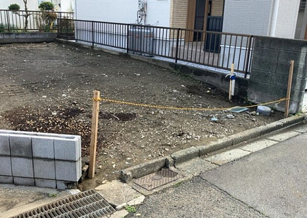 【駐車場_2】駐車場と明記されていても、最小スペースでつくられた駐車場だと大型車は駐車できなかったり、出入りしにくくなったりする可能性があります。お車のサイズと購入したい物件の駐車場のサイズを現地で確認しましょう。