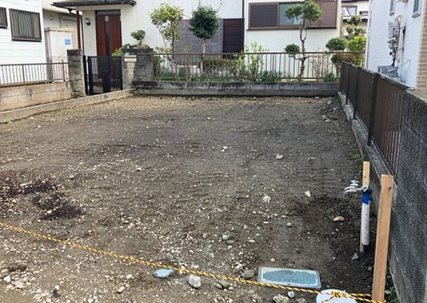 【玄関】玄関は家の顔でもあり、家族以外の目にも止まる場所です。玄関は外との間を仕切る扉、靴などをしまっておく収納スペース、靴脱ぎのたたきスペース、来客とのやり取りをするドアホンなど複数のアイテムからなります。