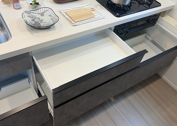 【キッチン床下収納】キッチン床下収納は、調理器具や食器などをスッキリと収納できる便利なスペースです。収納量が多いもの、引き出しがスムーズに開閉するものなど、使い勝手の良いものを選ぶことが大切です。また、湿気がこもりやすい場所なので、通気性の良いものを選ぶこともおすすめです。
