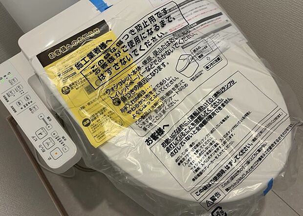 【ウォシュレット（リモコン）】ウォシュレットは、衛生面だけでなく、快適性も向上させる便利な設備です。洗浄機能の種類や水温調節機能など、様々な機能が付いたものが多くあります。リモコンも、操作が簡単で、使いやすいものを選びましょう。