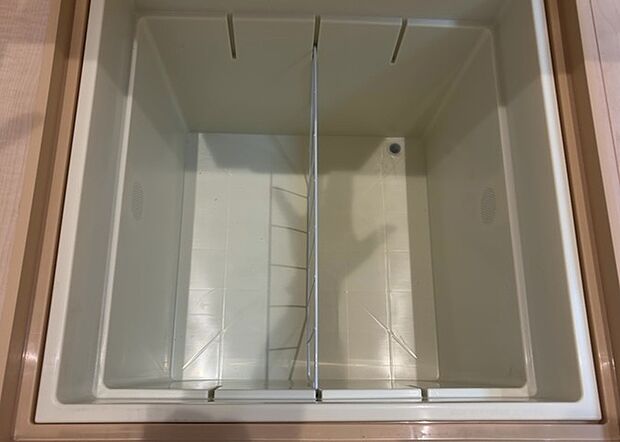 【キッチン床下収納】キッチン床下収納は、調理器具や食器などをスッキリと収納できる便利なスペースです。収納量が多いもの、引き出しがスムーズに開閉するものなど、使い勝手の良いものを選ぶことが大切です。また、湿気がこもりやすい場所なので、通気性の良いものを選ぶこともおすすめです。