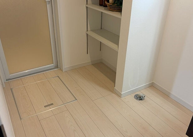 【脱衣場】多くの戸建て住宅で見かける洗面脱衣所は、洗面台と洗濯機が2畳ほどのスペースに並べられていて、洗面所が脱衣所を兼ね備えている間取りが一般的です。お客様が利用することもある、パブリックな空間でもあります。