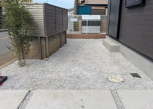 【庭】庭があることでガーデニングや家庭菜園はもちろん、こどもの遊び場やペットを放して遊ぶことができます。また、家の周囲に余裕があるということです。隣地との間があれば、十分な日当たりと、風通しが確保できます。