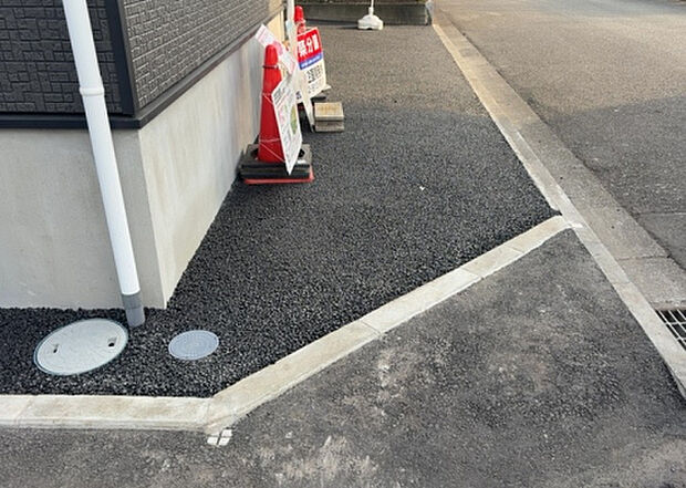 【庭】庭があることでガーデニングや家庭菜園はもちろん、こどもの遊び場やペットを放して遊ぶことができます。また、家の周囲に余裕があるということです。隣地との間があれば、十分な日当たりと、風通しが確保できます。