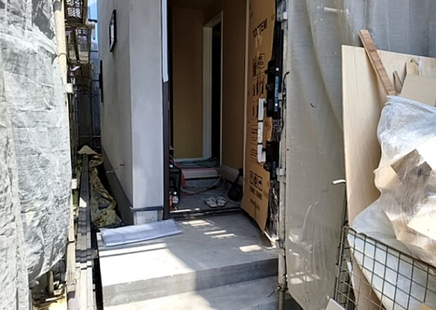 【玄関】玄関は家の顔でもあり、家族以外の目にも止まる場所です。玄関は外との間を仕切る扉、靴などをしまっておく収納スペース、靴脱ぎのたたきスペース、来客とのやり取りをするドアホンなど複数のアイテムからなります。