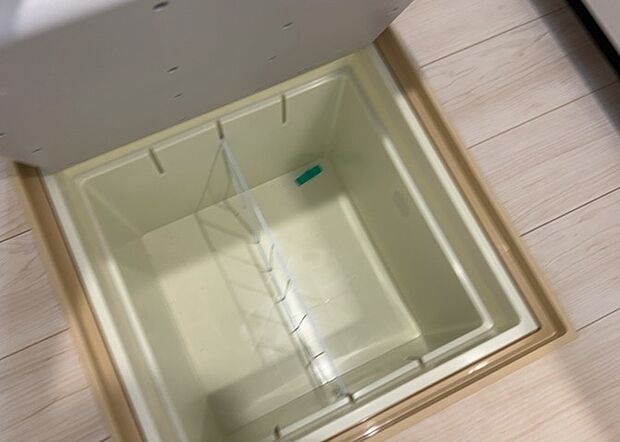 【キッチン床下収納】キッチン床下収納は、調理器具や食器などをスッキリと収納できる便利なスペースです。収納量が多いもの、引き出しがスムーズに開閉するものなど、使い勝手の良いものを選ぶことが大切です。また、湿気がこもりやすい場所なので、通気性の良いものを選ぶこともおすすめです。