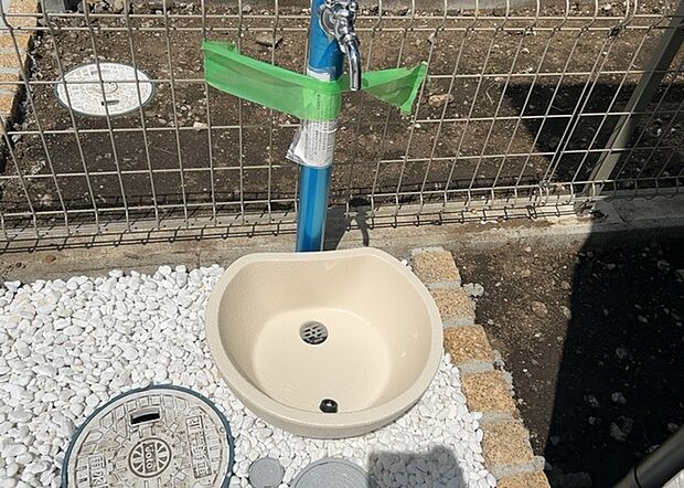 【外水栓】外水栓は、庭の水やりや洗車など、様々な用途に使える便利な設備です。ホースがしっかりと接続できるもの、水圧が安定しているものなど、使い勝手の良いものを選びましょう。また、凍結防止機能が付いているものなら、冬場でも安心して使用できます。