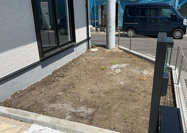 【庭】庭があることでガーデニングや家庭菜園はもちろん、こどもの遊び場やペットを放して遊ぶことができます。また、家の周囲に余裕があるということです。隣地との間があれば、十分な日当たりと、風通しが確保できます。