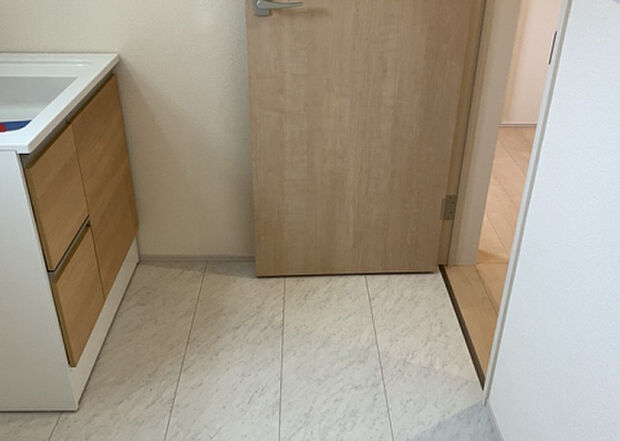 【脱衣場】多くの戸建て住宅で見かける洗面脱衣所は、洗面台と洗濯機が2畳ほどのスペースに並べられていて、洗面所が脱衣所を兼ね備えている間取りが一般的です。お客様が利用することもある、パブリックな空間でもあります。