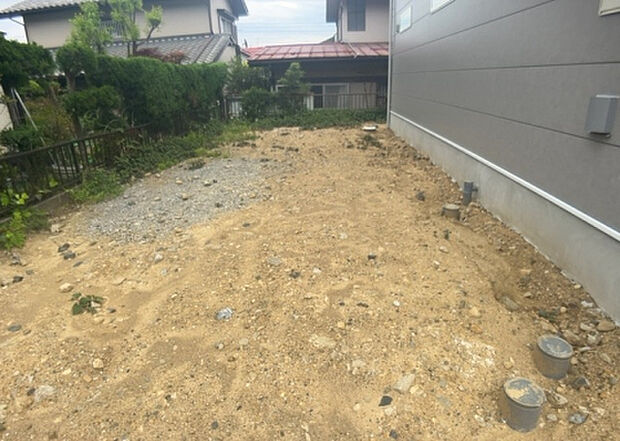 【庭】庭があることでガーデニングや家庭菜園はもちろん、こどもの遊び場やペットを放して遊ぶことができます。また、家の周囲に余裕があるということです。隣地との間があれば、十分な日当たりと、風通しが確保できます。