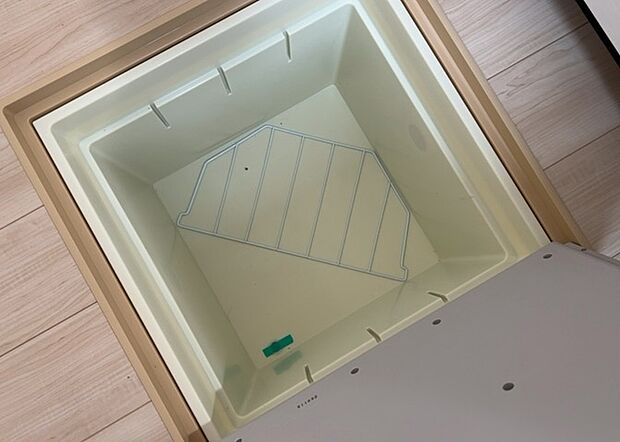 【キッチン床下収納】キッチン床下収納は、調理器具や食器などをスッキリと収納できる便利なスペースです。収納量が多いもの、引き出しがスムーズに開閉するものなど、使い勝手の良いものを選ぶことが大切です。また、湿気がこもりやすい場所なので、通気性の良いものを選ぶこともおすすめです。