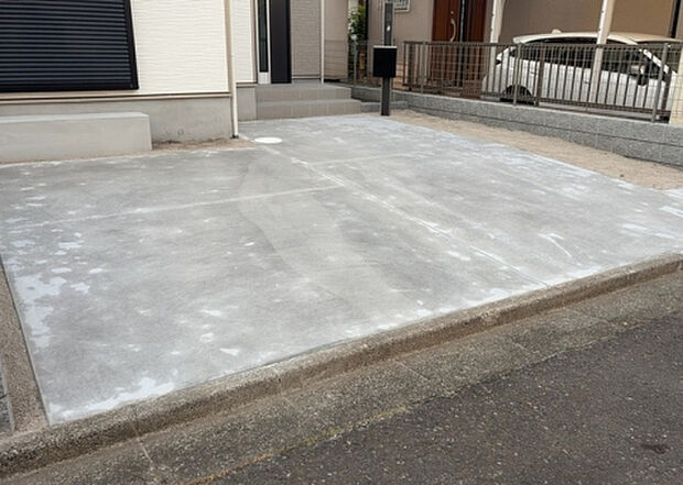 【駐車場】駐車場と明記されていても、最小スペースでつくられた駐車場だと大型車は駐車できなかったり、出入りしにくくなったりする可能性があります。お車のサイズと購入したい物件の駐車場のサイズを現地で確認しましょう。