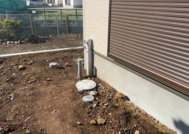 【その他設備】敷地内には、散水栓や立水栓があります。水道水を直接利用できるため、水を運ぶ手間を省くことが出来ます。大量の水を必要とする洗車作業や清掃などに役立ちます。その他設備とあわせて、現地でご確認ください。