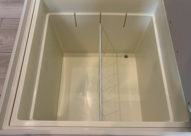 【キッチン床下収納】キッチン床下収納は、調理器具や食器などをスッキリと収納できる便利なスペースです。収納量が多いもの、引き出しがスムーズに開閉するものなど、使い勝手の良いものを選ぶことが大切です。また、湿気がこもりやすい場所なので、通気性の良いものを選ぶこともおすすめです。