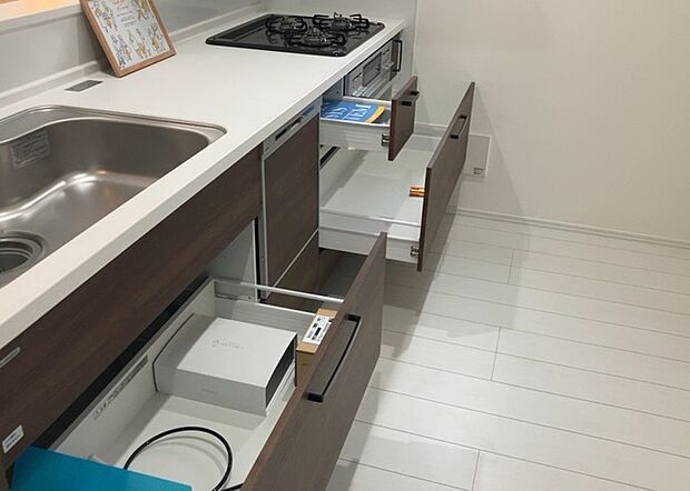 【キッチン床下収納】キッチン床下収納は、調理器具や食器などをスッキリと収納できる便利なスペースです。収納量が多いもの、引き出しがスムーズに開閉するものなど、使い勝手の良いものを選ぶことが大切です。また、湿気がこもりやすい場所なので、通気性の良いものを選ぶこともおすすめです。