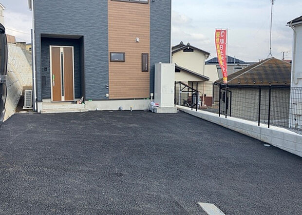 【駐車場】駐車場と明記されていても、最小スペースでつくられた駐車場だと大型車は駐車できなかったり、出入りしにくくなったりする可能性があります。お車のサイズと購入したい物件の駐車場のサイズを現地で確認しましょう。