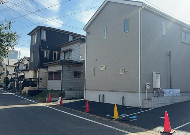 【前面道路含む現地写真_2】お持ちの車種によっては前面道路が広い方が便利でしょう。しかし、前面道路が広ければその分交通量が多くなるため、騒音などが気になる場合があります。実際に現地を見学し、周辺交通量や騒音などを確認しましょう！