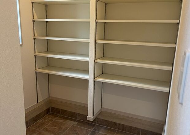 【玄関収納】玄関収納は、靴や傘、コートなどをスッキリと収納できるだけでなく、来客時に見せる顔となるため、家の顔とも言えます。収納量だけでなく、デザイン性も重視したいところです。ミラー付きの収納であれば、外出前の身だしなみチェックにも便利です。