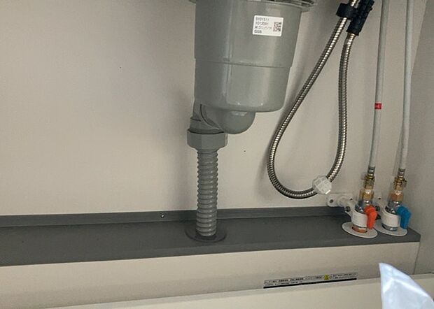 【キッチン水栓】キッチン水栓は、毎日必ず使うものだからこそ、使いやすさが重要です。シャワーヘッドの切り替えがスムーズか、吐水量が調節できるか、水しぶきが飛び散りにくい構造か、浄水機能が付いているかなど、日々の家事を快適にするための機能が数多くあります。また、デザインも多種多様なので、キッチン全体の雰囲気に合わせたものを選ぶことができます。