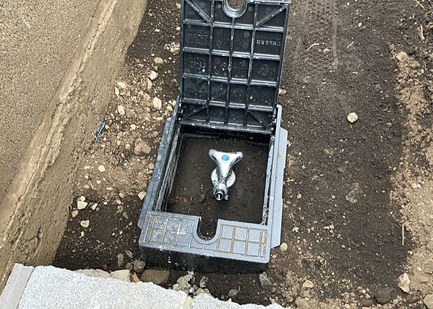 【外水栓】外水栓は、庭の水やりや洗車など、様々な用途に使える便利な設備です。ホースがしっかりと接続できるもの、水圧が安定しているものなど、使い勝手の良いものを選びましょう。また、凍結防止機能が付いているものなら、冬場でも安心して使用できます。