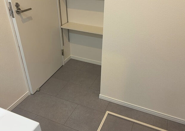 【脱衣場】多くの戸建て住宅で見かける洗面脱衣所は、洗面台と洗濯機が2畳ほどのスペースに並べられていて、洗面所が脱衣所を兼ね備えている間取りが一般的です。お客様が利用することもある、パブリックな空間でもあります。
