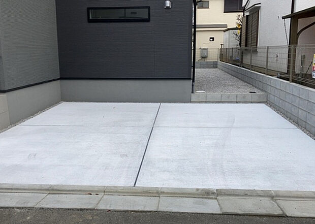 【駐車場】駐車場と明記されていても、最小スペースでつくられた駐車場だと大型車は駐車できなかったり、出入りしにくくなったりする可能性があります。お車のサイズと購入したい物件の駐車場のサイズを現地で確認しましょう。