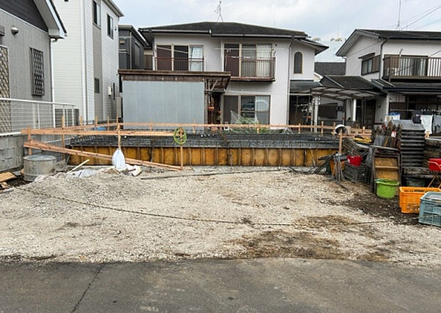 【庭_2】庭のある家に住むことのメリットとして、子どもたちの遊び場を確保できること、ガーデニングや家庭菜園を楽しめること、明るさを確保できることがあります。また、配置を工夫することでプライバシーが確保できます。